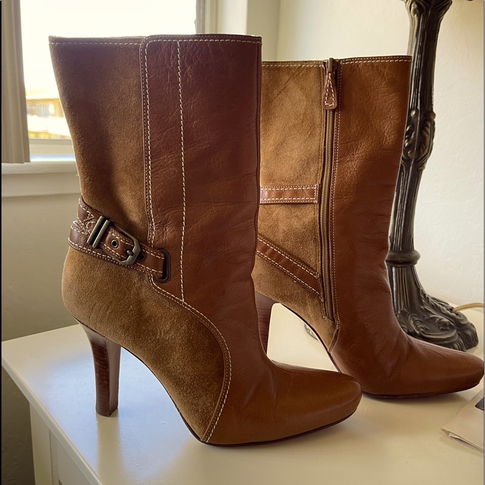 Pre-owned boots very light wear on soles no nicks or scratches or scuffs.